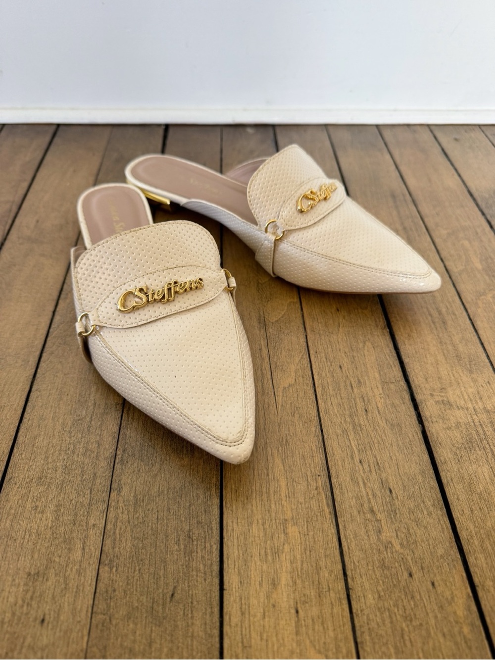 Carmen Steffens White and Gold Perforated Leather Pointed Toe Mule Loafers 9